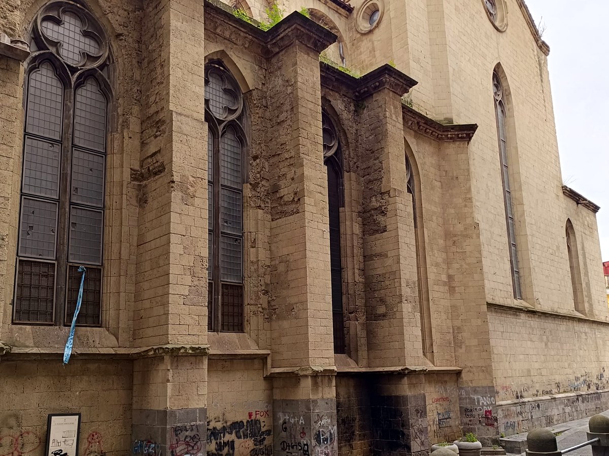 Chiesa gotica nel centro storico di Napoli, a pochi passi da Casa del Sole