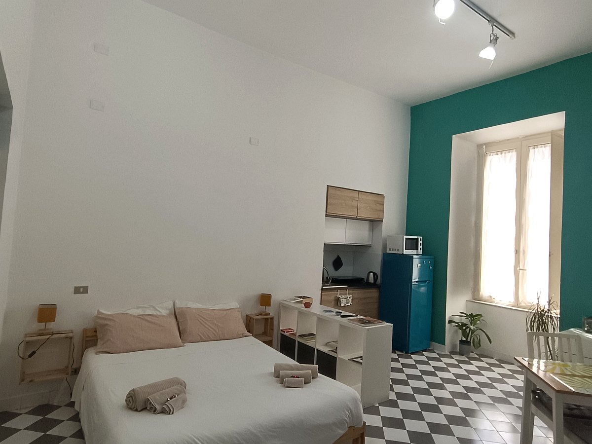 Il monolocale Casa del Sole a Napoli, luminoso, sul Corso Umberto I