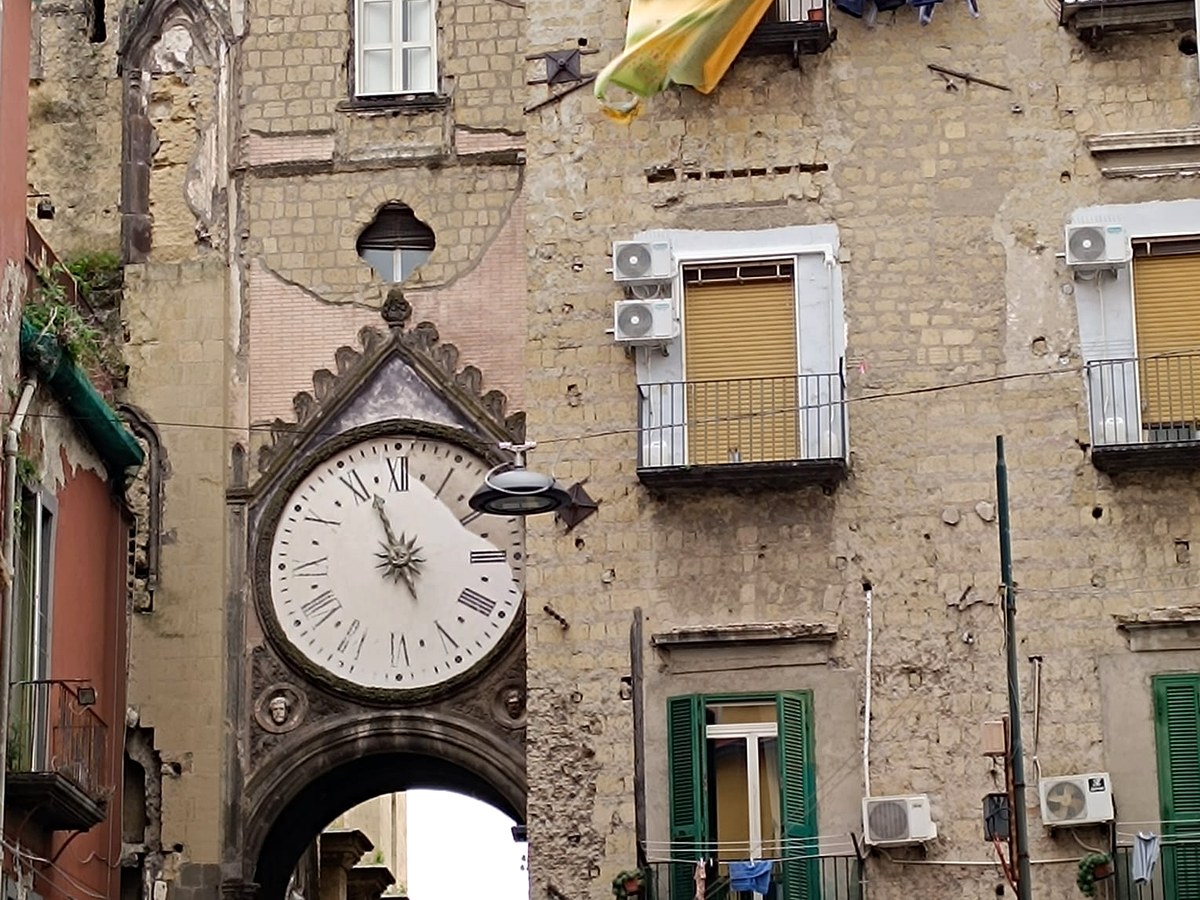 Arco e vicolo del centro storico di Napoli in una giornata d'autunno